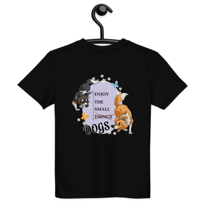 Niedliches Bio Kids-T-Shirt "Small Things Shelties" von Klexgetier. Das schwarze T-Shirt zeigt hübsche Shelties-Hunde und den Text "Enjoy the small things dogs". Eine süße, personalisierte Kleidung für kleine Hundefans.