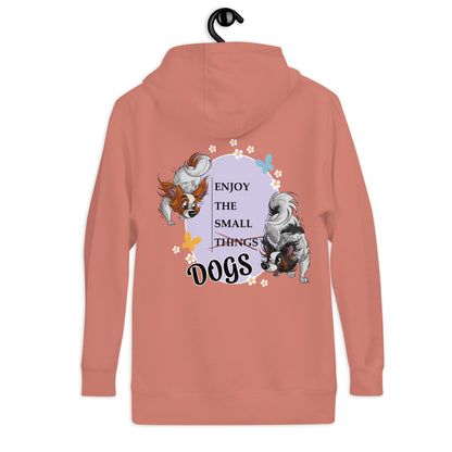 Unisex-Kapuzenpullover "Small Things Papillons" von Klexgetier. Das Bild zeigt zwei spielende Hunde vor blühenden Blumen, umrahmt von dem Slogan "Enjoy the small things dogs".