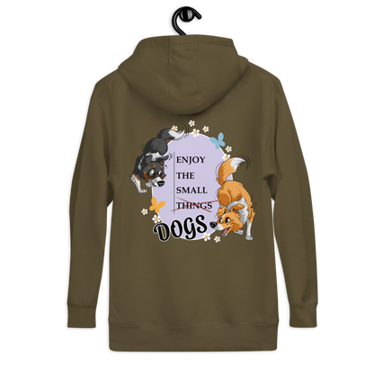 Unisex-Kapuzenpullover "Small Things Shelties" von der Marke Klexgetier. Auf dem dunkelgrünen Pullover sind mehrere Hunde in verschiedenen Farben und Rassen abgebildet, die von kleinen Blumen und Pfoten umgeben sind. Der Schriftzug "ENJOY THE SMALL THINGS DOGS" ist zentral platziert.