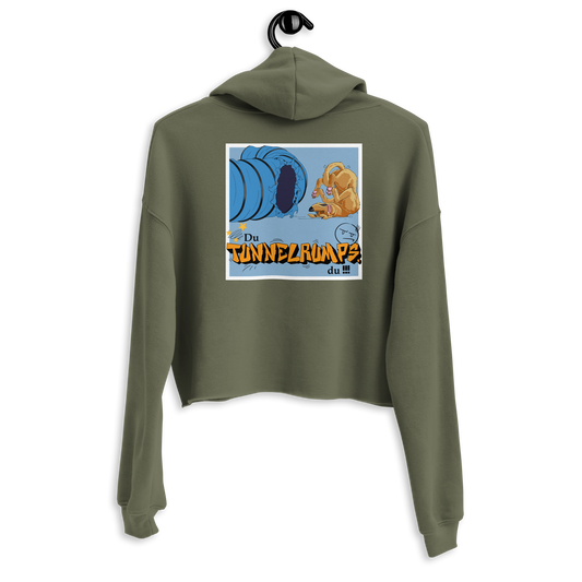 Olivgrüner Crop-Hoodie mit grafischem Design von Klexgetier. Das auffallende Design zeigt ein Hörnchen in Aktion und den Schriftzug "Du Tunnelrumps, du!".