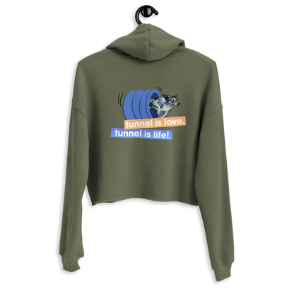 Crop-Hoodie "Tunnel is Love" von Klexgetier - Ein modischer Hoodie mit Grafikaufdruck, der Spaß am Agility-Hundesport zeigt.