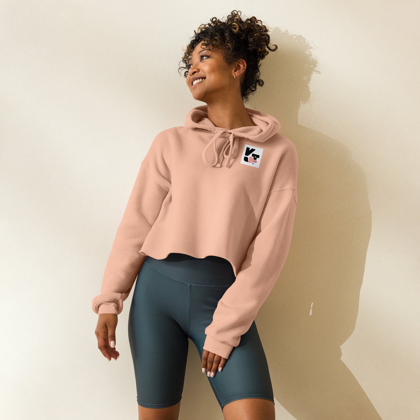 Rosa Crop-Hoodie mit Känguruhtasche und Markenlogo für sportliche Aktivitäten aus dem Klexgetier Online-Shop.