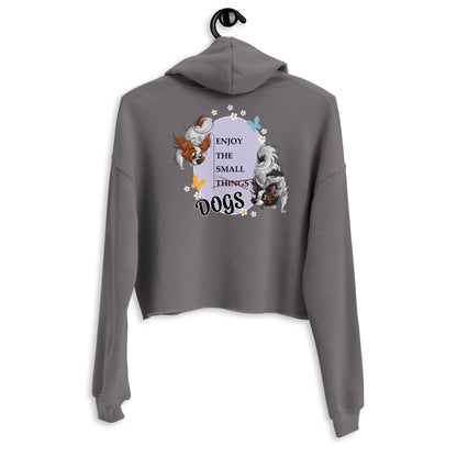 Grauer Crop-Hoodie mit Hundeillustration und "Enjoy the small things DOGS"-Schriftzug von der Marke Klexgetier